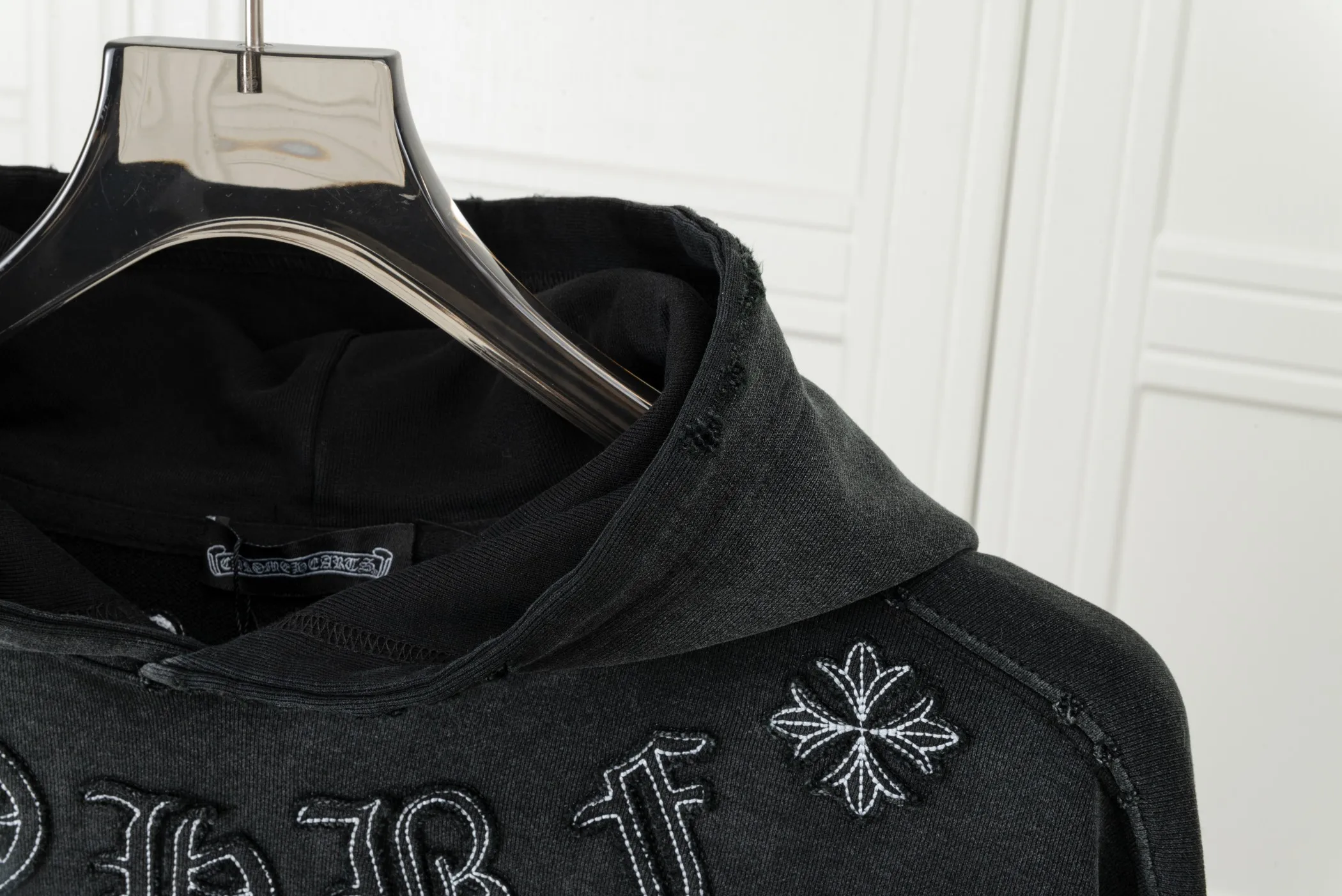 P320 𝗖𝗵𝗿𝗼𝗺𝗲 𝗛𝗲𝗮𝗿𝘁𝘀/Cro Heart 2025 Cross Patch Embroidery Summer New Original Single Counter American Acid Washed Distressed Laser Burnt Patch Embroidery Couple Casual Hooded Sweatshirt Customized fabric 440g tripe terry fabric! American acid-washed and distressed original fabric laser burnt ✟appliqué embroidery and exquisite embroidery of letters! The best-selling model at the counter. It is very comfortable to wear. It is low-key yet luxurious. It is very classy when worn. The large size and tailoring are needless to say. The upper body is exquisite and vivid. 👍High-end first-class materials. A truly palace-level product. The cotton from Turkey is of outstanding quality. After heavy washing, the clothes are very soft! Not picky, the upper body is absolutely stylish and extremely luxurious. Auxiliary materials: The original model has been authenticated and labeled ➕100% silk washed with water label. Genuine purchase-grade original hangtag➕matching hanging rope➕3D hanging beads➕original packaging bag. Craftsmanship: The original version has consistent wiring! The highest version of the armhole matching technique! Countless times of pattern making to 100% restore the original appearance! The correct version is the same for men and women, super eye-catching, super good-looking, and super atmospheric! Color: white, washed black, washed blue Size: XS-L